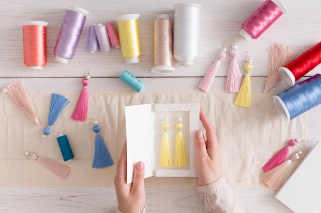 Próbki haftów i karty planów